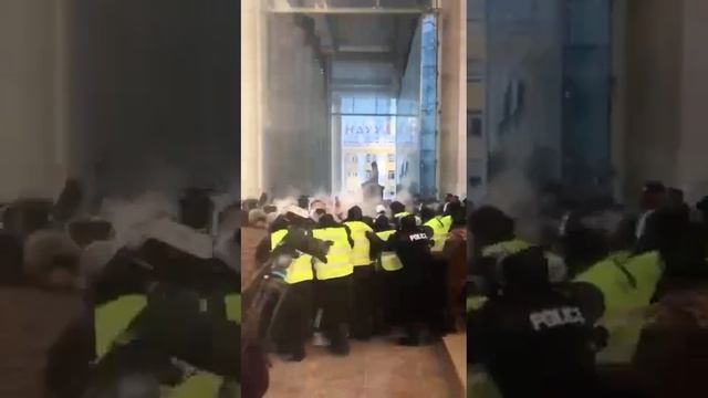 В столице Монголии протестующие пытаются штурмовать Дом правительства. смотреть онлайн