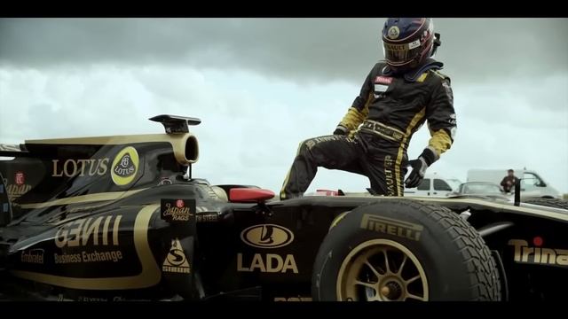 Разгон до 300 км/ч на мокром асфальте. Formula 1 vs LMP1 vs Bugatti Veyron vs Porshe Panamera смотреть онлайн