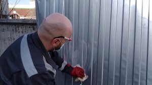 Удаление граффити с оцинкованного забора