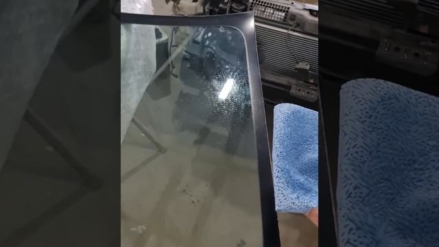 Переклеиваем платформы из под крепления зеркала и датчика дождя со старого стекла на новое. смотреть онлайн