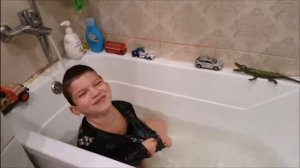 Артём_pro купается в одежде. ДЕТСКОЕ ВИДЕО.