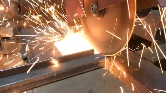 Не Каждый Знает! Гениальный Отрезной Станок для Резки Профильных Труб!! смотреть онлайн