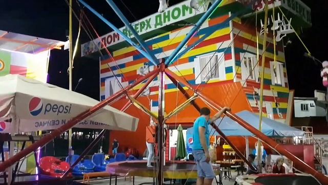 ШПАГАТ В ВОЗДУХЕ! ВЕСЕЛАЯ ПЕСНЯ! БАТУТ КЕНГУРУ! смотреть онлайн