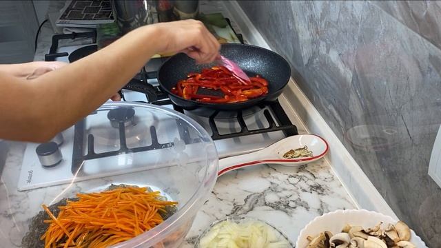 Фунчоза с мясом и овощами | Салат фунчоза по корейски рецепт. вкусный салат из фунчезы лапша фунчоз смотреть онлайн