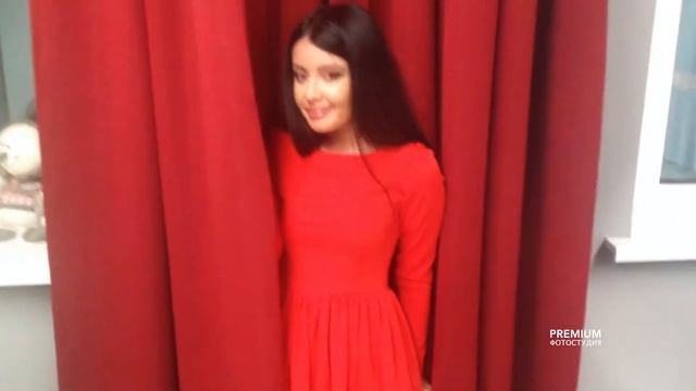Красивая брюнетка в красном платье на фотосессии смотреть онлайн