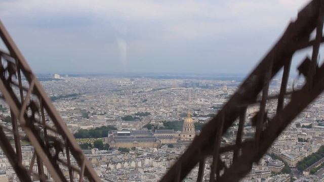 A l'intérieur de la Tour Eiffel - ascenseurs / 3 eme etage - Paris 2016 смотреть онлайн