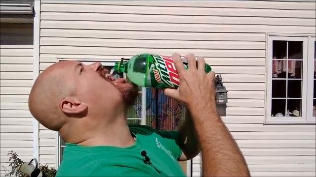 2 Liter Constant Pour Chug - tilt the head back and swallow while your mouth constantly fills смотреть онлайн