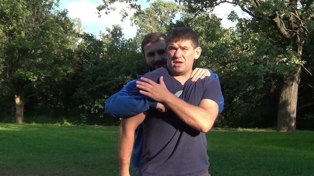 Что делать когда тебе приставили нож к горлу из-за спины? смотреть онлайн