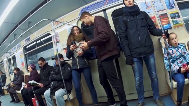 ПРАНК: ДЕВУШКА ОБНИМАЕТ ПАРНЕЙ В МЕТРО смотреть онлайн