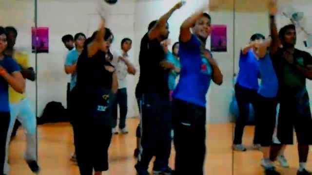 Oye - Reggaeton ZUMBA смотреть онлайн
