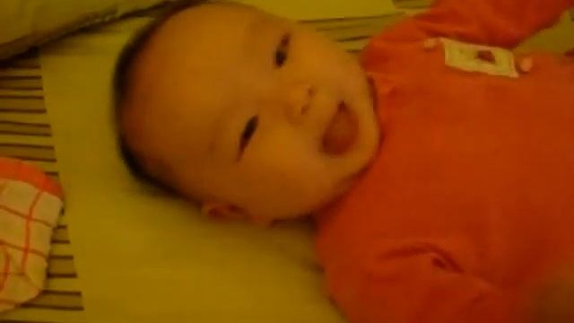 Esther listening to Twickle Twickle Little Star смотреть онлайн