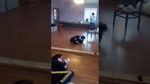 тролли под музыку. танец для малышей Макса смотреть онлайн