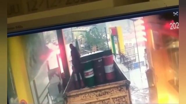 Невероятное везение: мужчина чужом уцелел под камнепадом на автозаправке смотреть онлайн