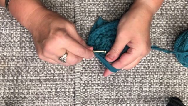 The rug is knitted from old knitwear. Коврик связанный из старого трикотажа. смотреть онлайн