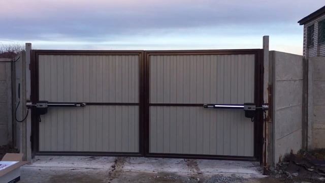 РАСПАШНЫЕ ВОРОТА С АВТОМАТИЧЕСКИМ УПРАВЛЕНИЕМ / SWING GATES WITH AUTOMATIC CONTROL смотреть онлайн