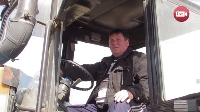 Американский трактор John Deere ломается, но запчасти подвозят своевременно смотреть онлайн