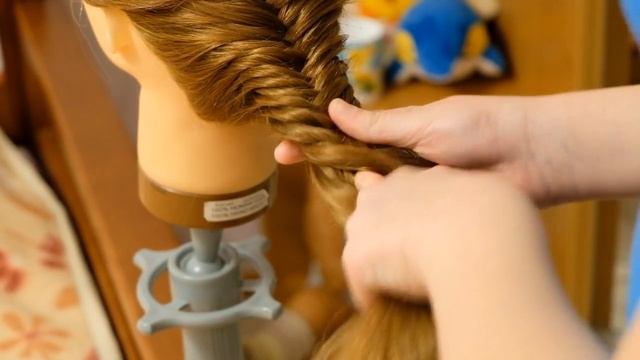 Легкая и нарядная прическа на каждый день . смотреть онлайн