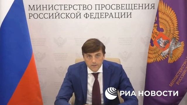 Минпросвещения запретило школьникам использовать смартфоны на уроках смотреть онлайн