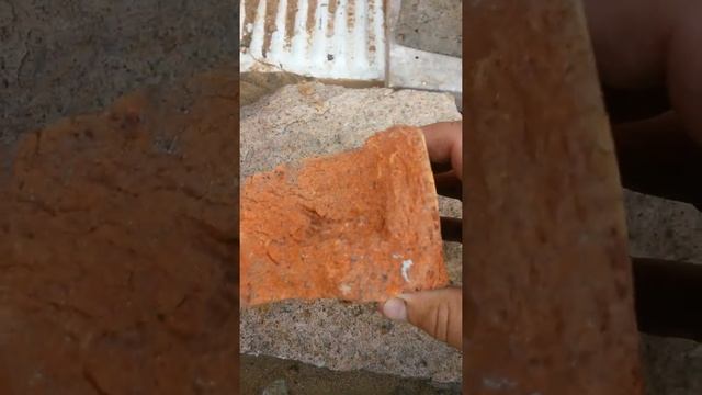 Этот кирпич глиняный, то бишь его обожгли из глины - когда обломан кирпич, то чётко видно из чего о смотреть онлайн