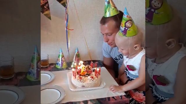 Задуваем свечи на торте! День рождения! Детский влог смотреть онлайн
