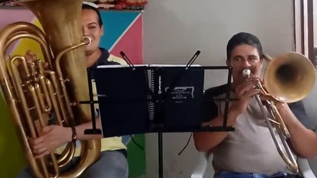 Hino 381. Tuba Júpiter 3/4 no baixo e trombone Yamaha no soprano. смотреть онлайн