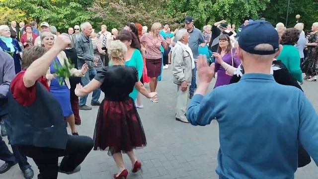"Цыганочка АЗА, АЗА"...на танцполе в Гомельском парке...21.05.2023года. смотреть онлайн