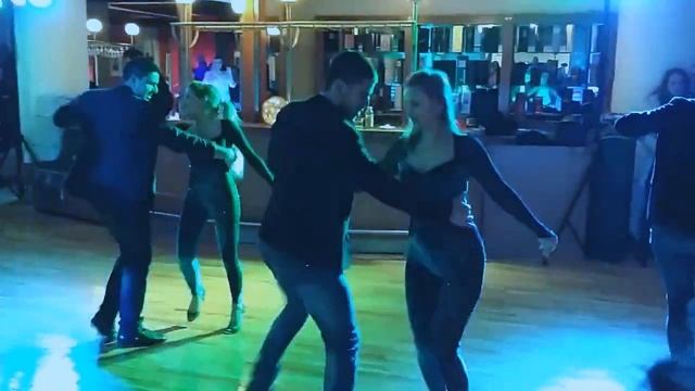 Frente a frente_Bachata_Salsa con Miguel_Un Beso 6th B-day_Veliko Turnovo_21.01.2017 смотреть онлайн
