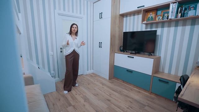 Обзор интерьера двухкомнатной квартиры от дизайнера Евгении Безменовой. Ремонту 4 года. смотреть онлайн