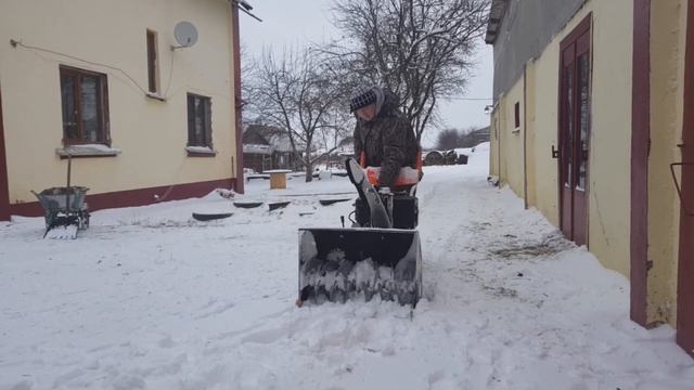 Запуск трактора зимой Чистим снег смотреть онлайн