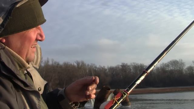 Вода +12 у сброса с труб и много корма с кислородом. Рыба зимует 06.01.24г. смотреть онлайн