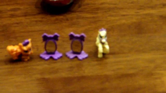 Открываем киндеры из серии Принцессы Диснея и их Королевские питомцы. Kinder surprise. смотреть онлайн