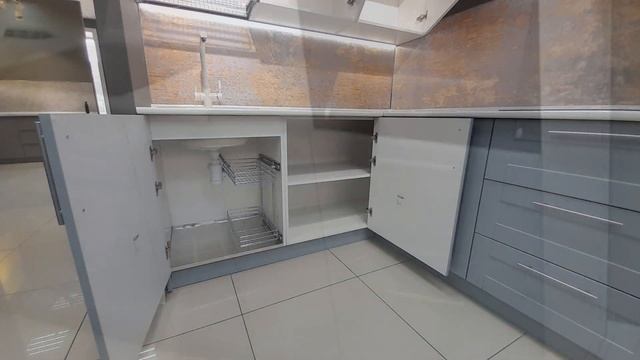 Угловой кухонный гарнитур. С пеналом и колонной. смотреть онлайн