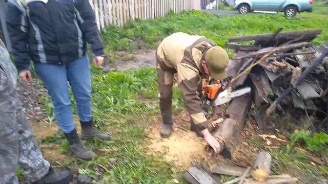 Дочка пилит дрова. Теперь не замерзнем.!!!))#деревня,#жизньвдеревне,#Выходныесдетьми,#дочка. смотреть онлайн