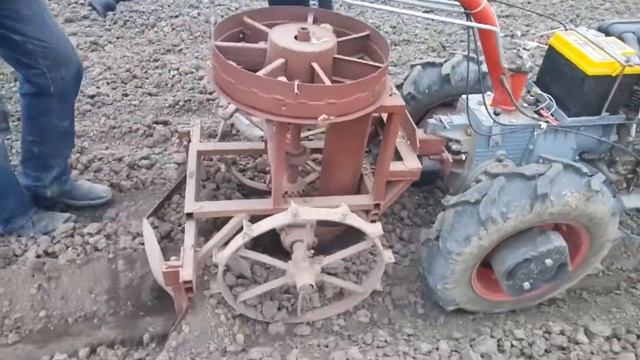 Картоплесаджалка на МБ мотор січ своїми руками. Potato planter on MB motor sich with his own hands смотреть онлайн