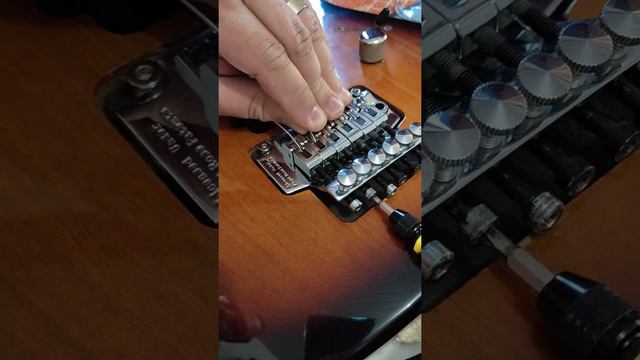 colocando cordas na Ponte FLOYD ROSE (Guitarra WASHBURN MERCURY) смотреть онлайн
