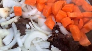 Как вкусно приготовить мясо бобра? Бобер с овощами в казане. Рецепт в описании ⬇️⬇️⬇️?