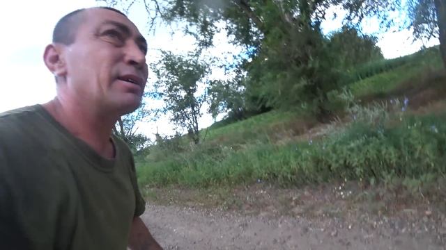 ПОЙМАЛ БОЛЬШУЮ ЗМЕЮ/КОПАЮ КАРТОШКУ,ЛУК/РАБОТА В ОГОРОДЕ/УПАКОВКА НА ЗИМУ/ смотреть онлайн