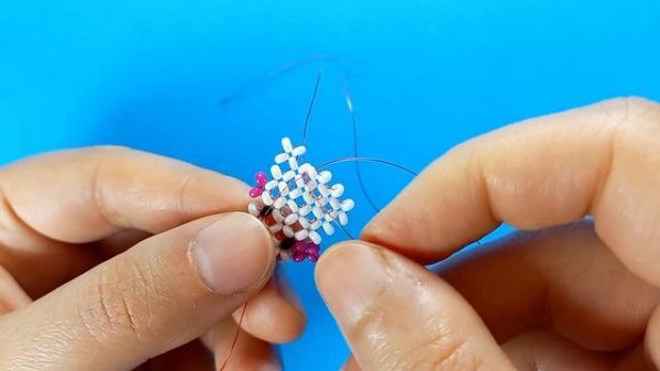 Мышка из бисера в технике крестик.