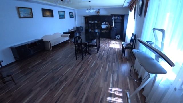 Два дома в одном дворе для большой компании смотреть онлайн