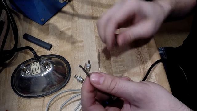 How to replace the jacks on a vintage Fender effects pedal. смотреть онлайн