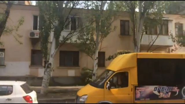 В николаевских Лесках из-за светофора появились пробки на дорогах и водители едут через дворы смотреть онлайн