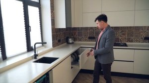 Угловая кухня без ручек с мойкой под окном. Кухни на заказ в Ростове / Кухни Ростов