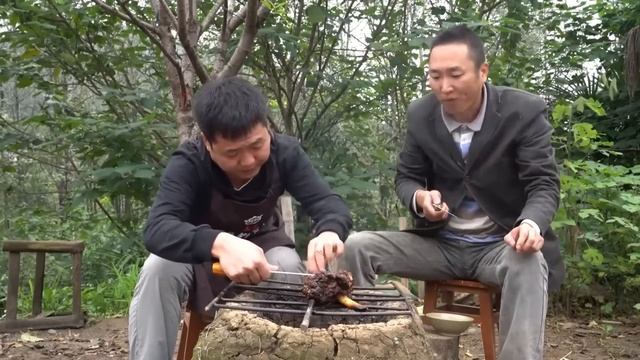 【美食合集】3斤重的大牛腳，老弟鐵鍋燉三小時，麻辣鮮香，哥倆抱著啃過癮!【鐵鍋視頻】