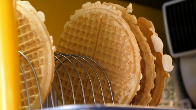 12년간 직접 개발한 14가지 크림 와플 - 신촌 / 14 Handmade Cream Waffles - Korean Street Food