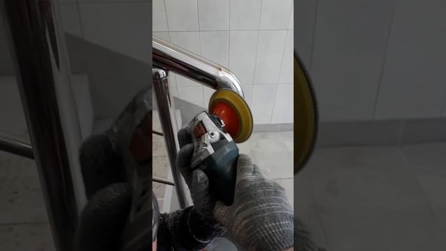 Зачистка сварного шва ( труба 50.8 сталь201 отвод 50.8 образивный круг на лепучку зерно 120) смотреть онлайн