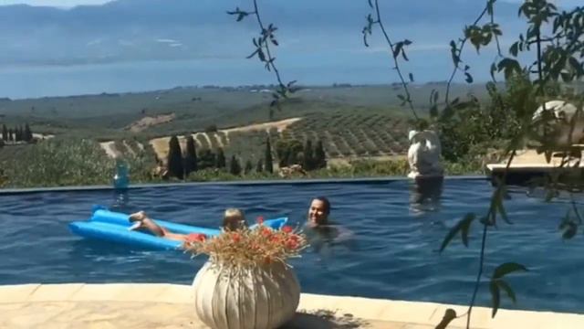 Греция в августе La Grèce смотреть онлайн