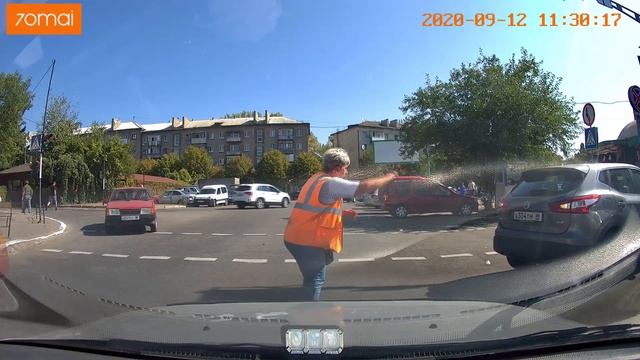 Горе водитель. Парковка. Не смотрит в зеркала. Центральный рынок Луганск. смотреть онлайн