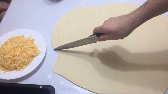Хачапури из слоеного теста. Рецепт с сыром от Ивана! смотреть онлайн
