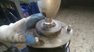 Toyota Camry замена переднего амортизатора - Toyota Camry front shock absorber replacement