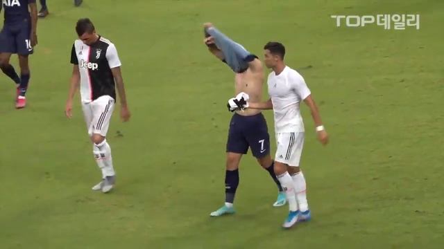 Ronaldo swapping shirts with SonHeungmin смотреть онлайн